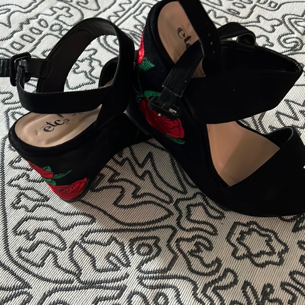 Rue 21 black velvet & rose wedges